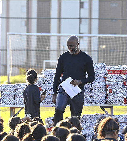 Crianças participando do projeto Doe Gols