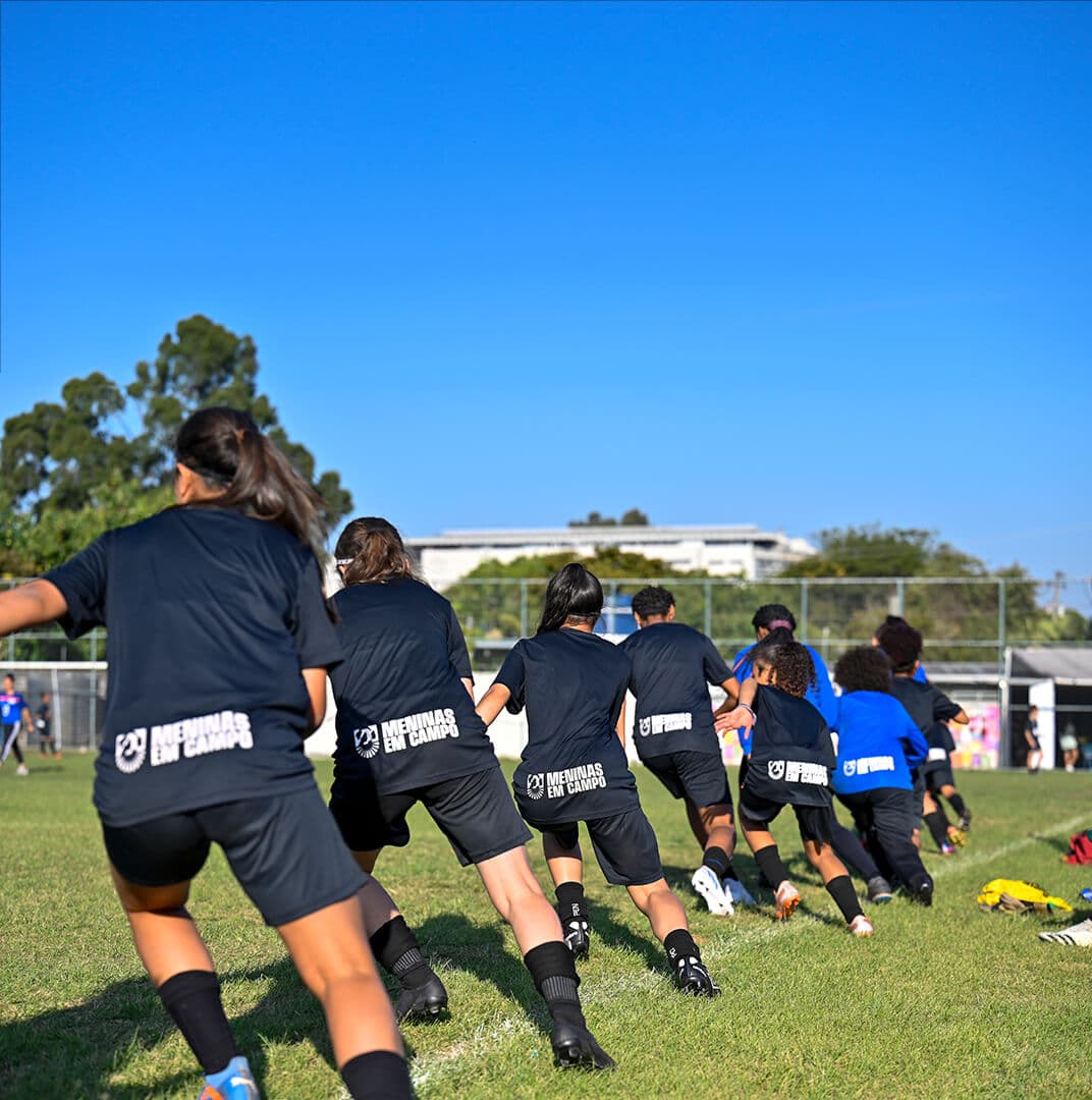 Crianças recebendo doações do projeto Doe Gols